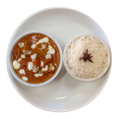 Tandoori chicken pieces Cooked with creamy curry sauce.