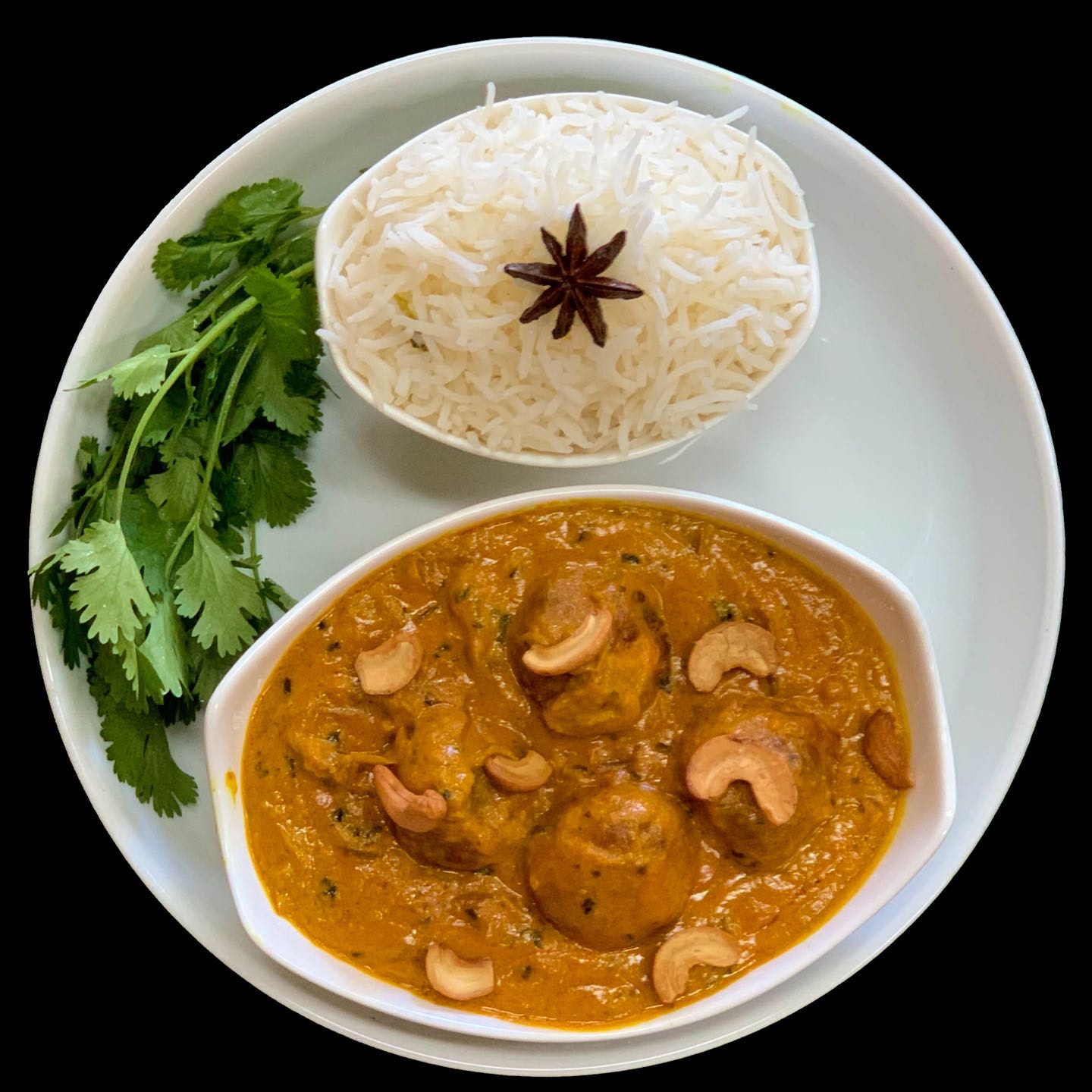 Mixed vegetables balls cooked with cream and special sauce.