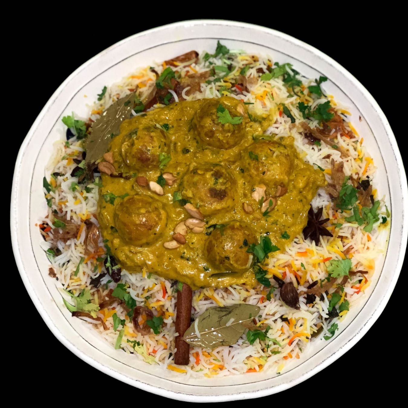 Kofta balls (made of vegetable and paneer) cooked in creamy sauce with herbs and garlic.