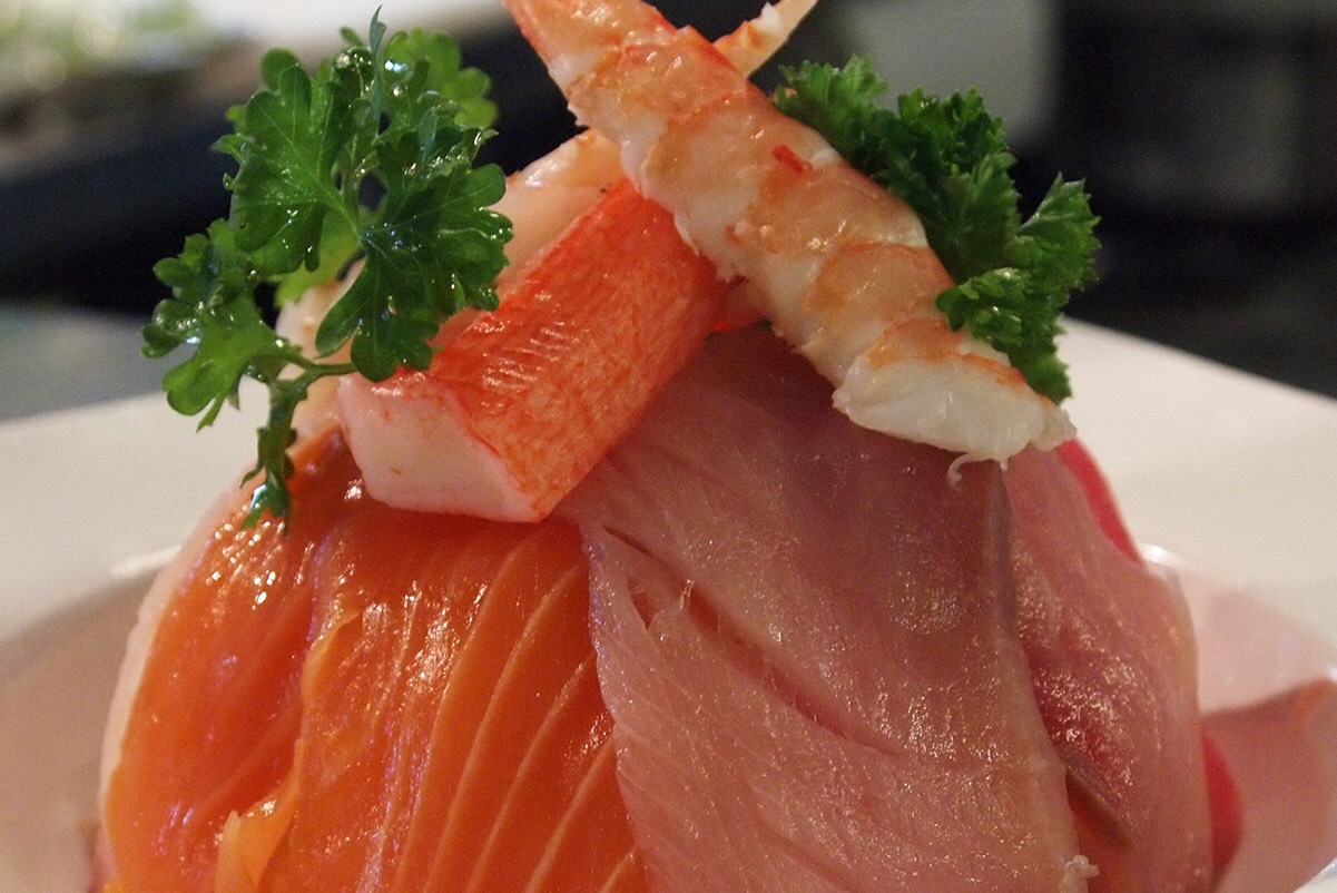 Chef's choice of your favorite assorted sashimi over a bowl of seasoned sushi rice. Served with and assortment of traditional tobiko