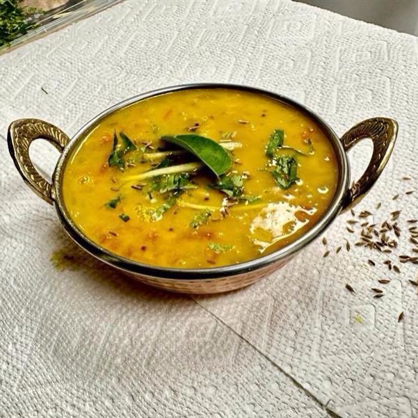  A flavorful Indian lentil dish, tempered with aromatic spices, Served with steamed rice.
