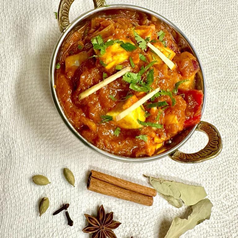 Cubes of paneer and potatoes simmered in a fiery and tangy tomato-based gravy, infused with Goan spices. Served with steamed rice.