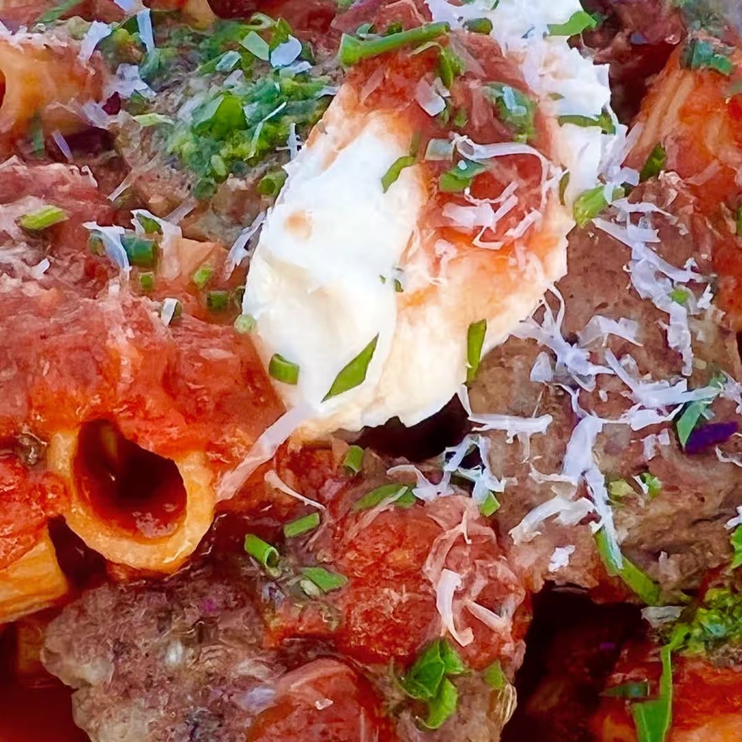 house made meatballs in a rich tomato sauce topped with Parmesan cheese, fin herbs served with toasted bread.