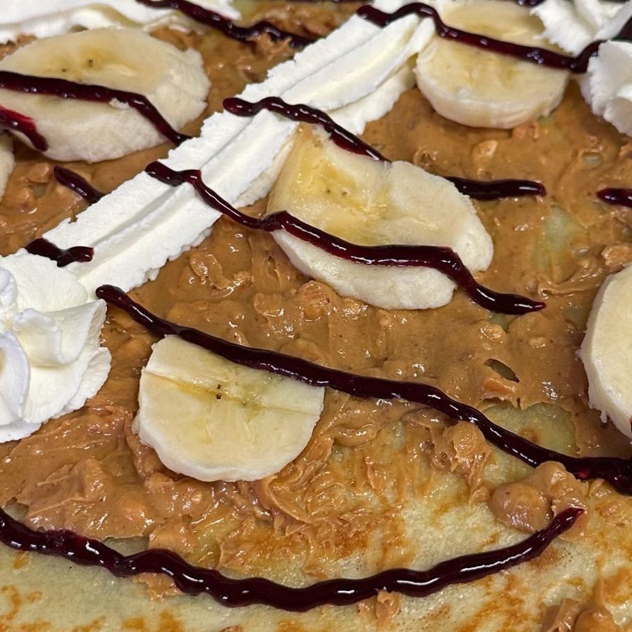Carmalized bananas, cinnamon powder, whipped cream, candied walnuts & caramel drizzle.